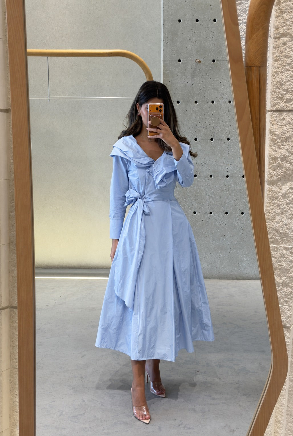 26SS-BC6015 Sculptural Ruffle Collared Wrap Dress فستان بتصميم ملفوف وياقة مكشكشة ذات طابع نحتي