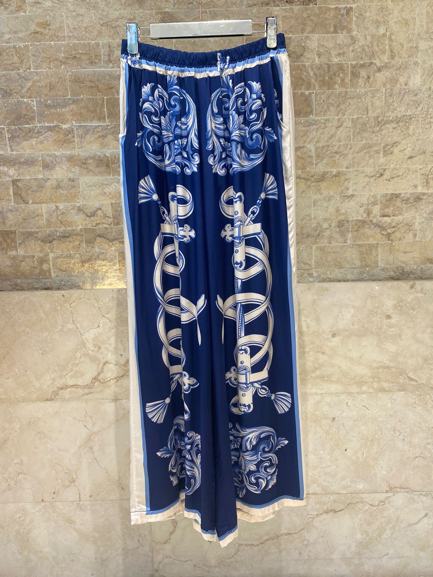 KD9099/9119VS-10 Chain Detailed Satin Shirt and Pants Set طقم قميص وبنطال من الساتان بتفاصيل السلاسل