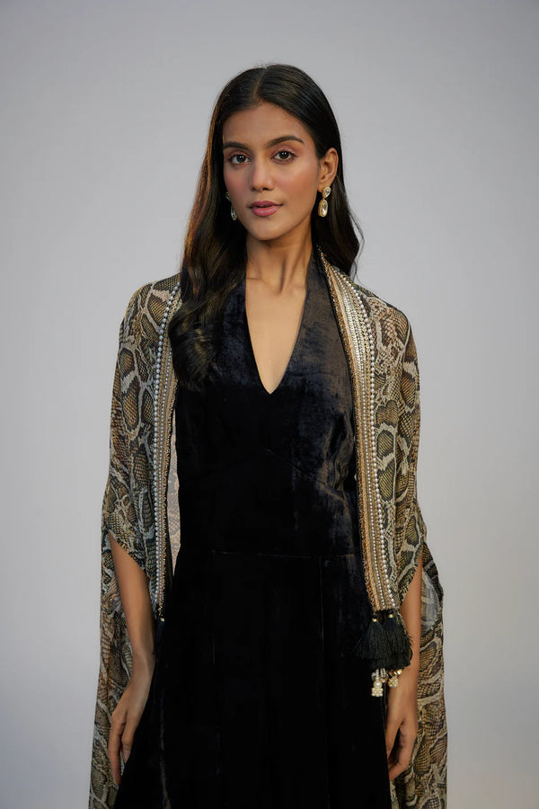 Halter Velvet Dress and Cape Set طقم فستان مخملي مع عباءة