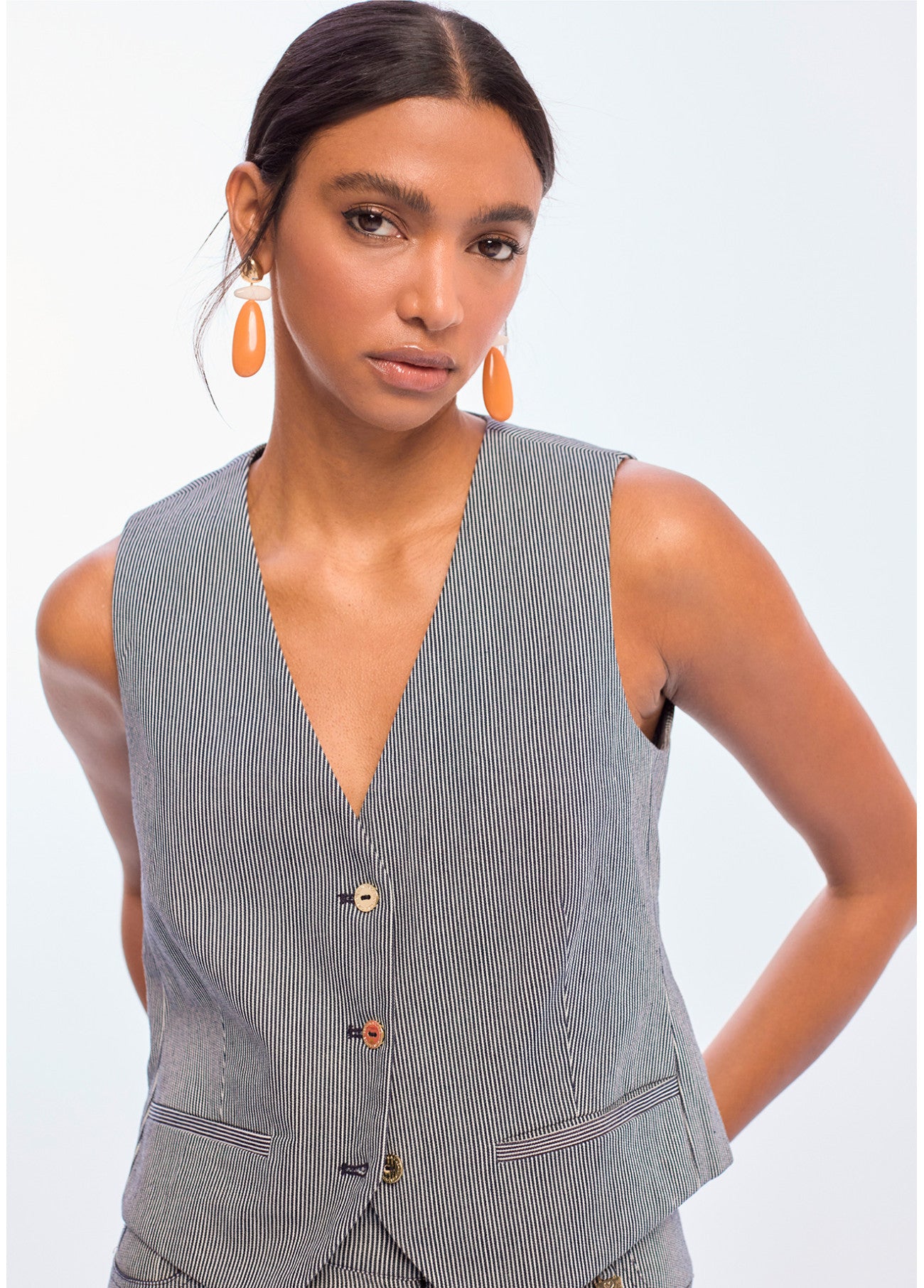 LS2602019 Striped Vest سترة مخططة - Brown Loft