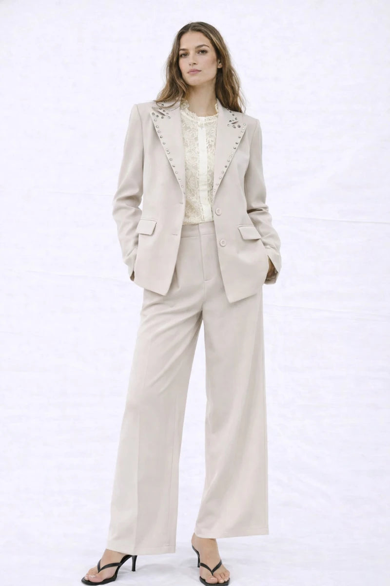Straight-cut blazer jacket with studded lapel collar JM33607